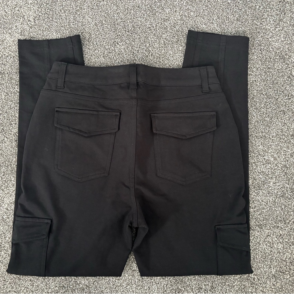 Time and Tru Women's Mid Rise Straight Utility Pants in Black.
Size: 8 Women”s